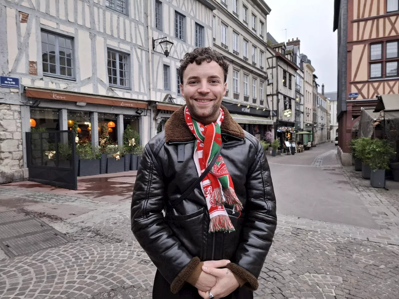 Originaire de Mont-Saint-Aignan, il joue avec Laurent Gerra dans une série sur France 2