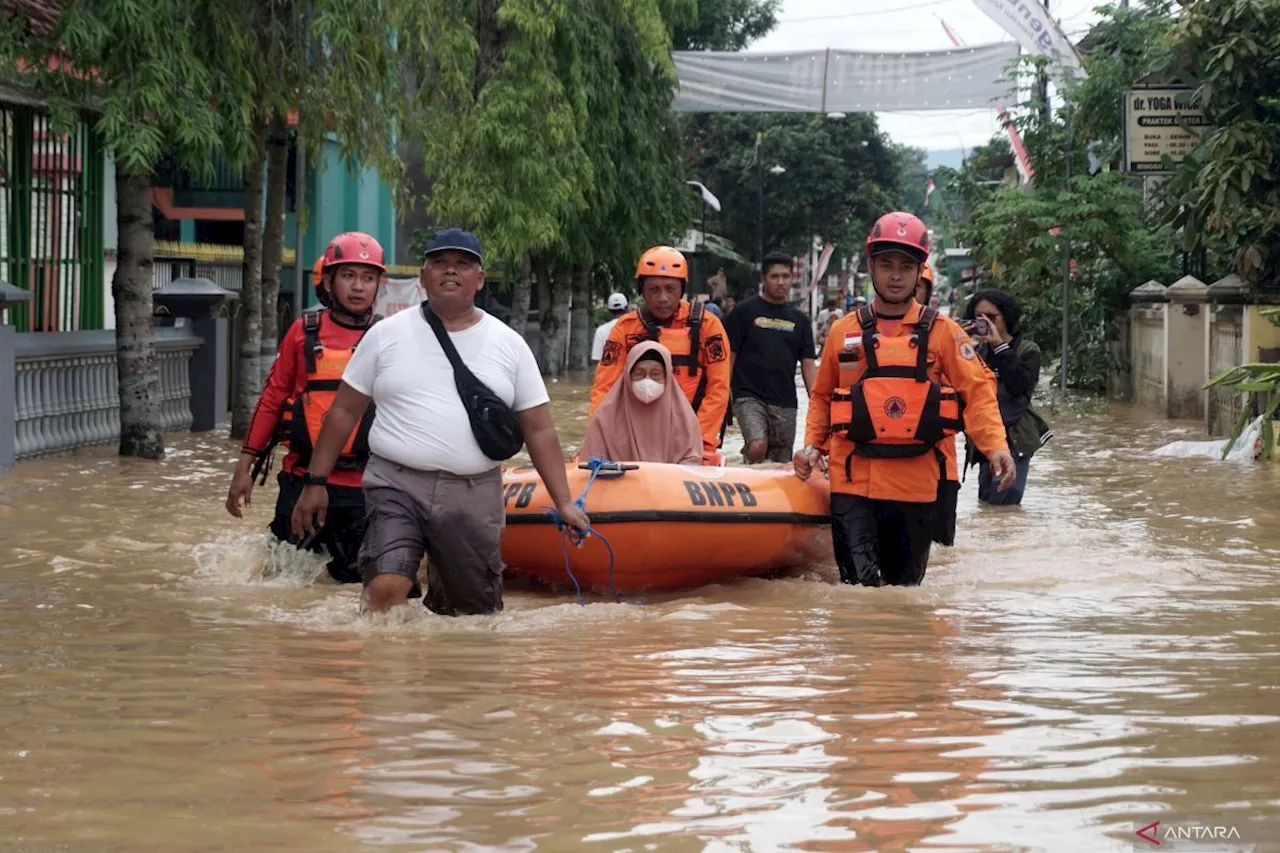 Ribuan warga Trenggalek terdampak banjir bandang, jalan nasional putus