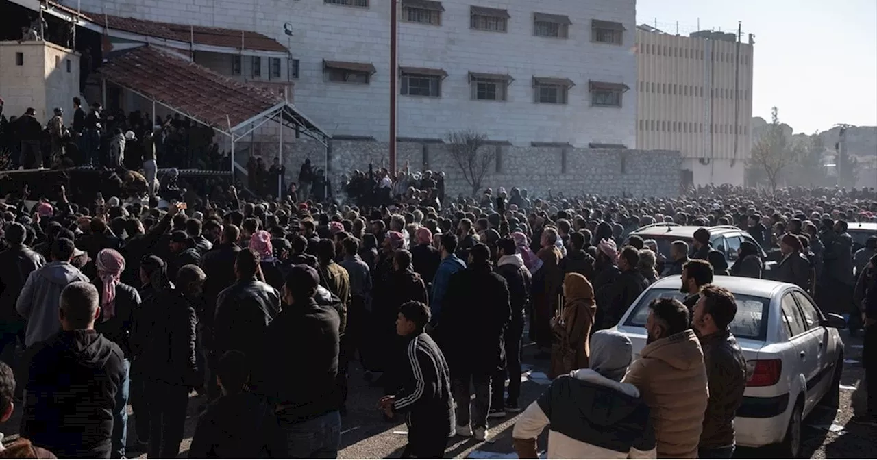 ما حقيقة اعتقال مدير سجن صيدنايا بعد تداول مقطع مصور يظهر تعرض معتقل للضرب؟