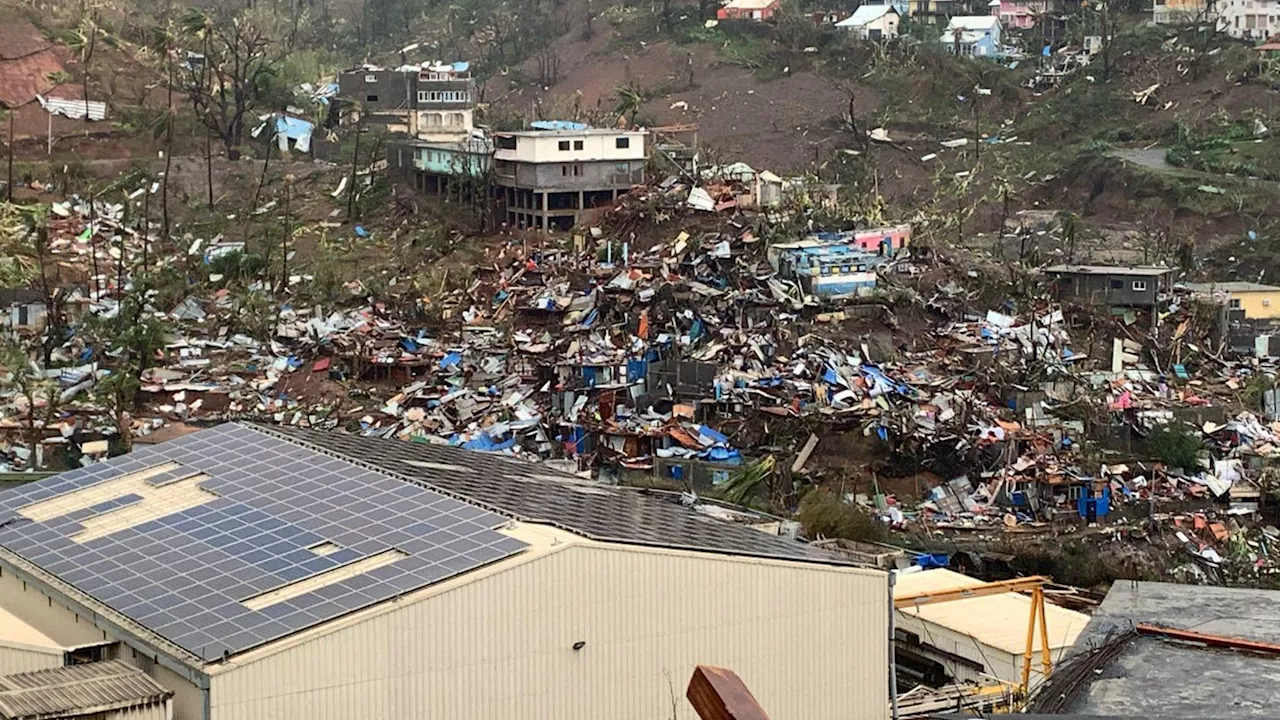 'C'est une catastrophe': les terribles images de Mayotte, ravagée après le passage du cyclone Chido