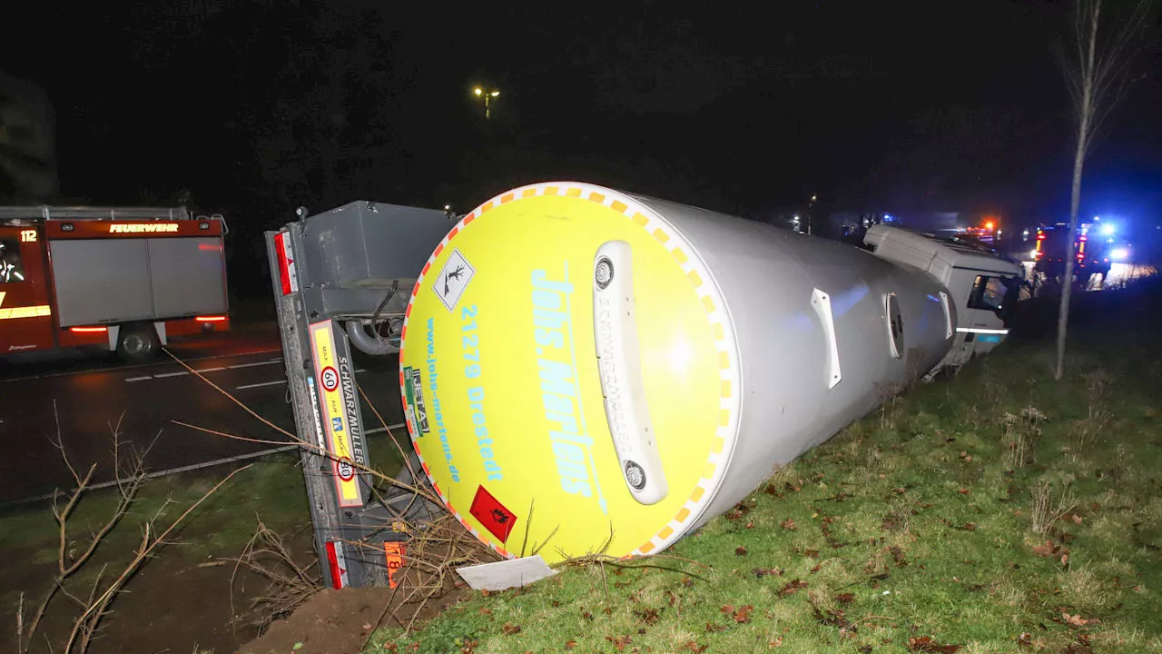 Gefährliche Ladung: Kerosin-Tanker kippt in Straßengraben