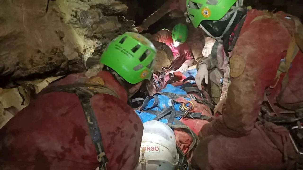 Sturz in italienischer Höhle: Retter sprengen Weg für Forscherin frei