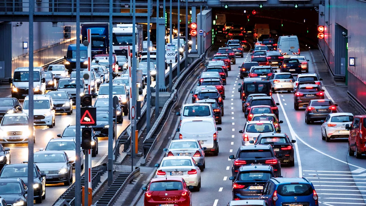 Verkehr: Weihnachten, Ferien und Pendler: ADAC warnt vor langen Staus