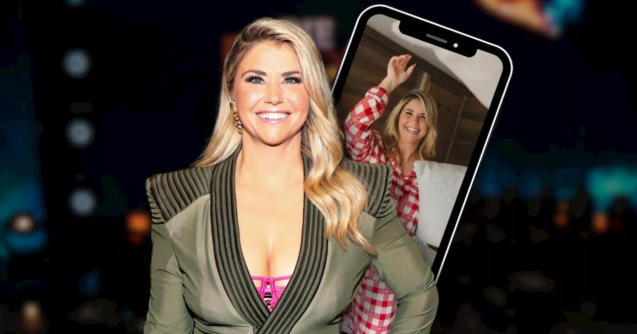 Schlagerstar Beatrice Egli veranstaltetet Kissenschlacht in Plüsch-Pyjama