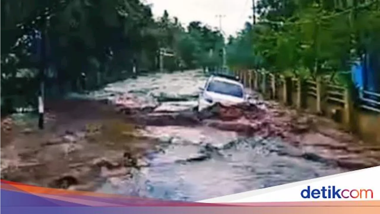 Jalan Raya Berubah Jadi 'Sungai' di Bima, Mobil Terseret Banjir