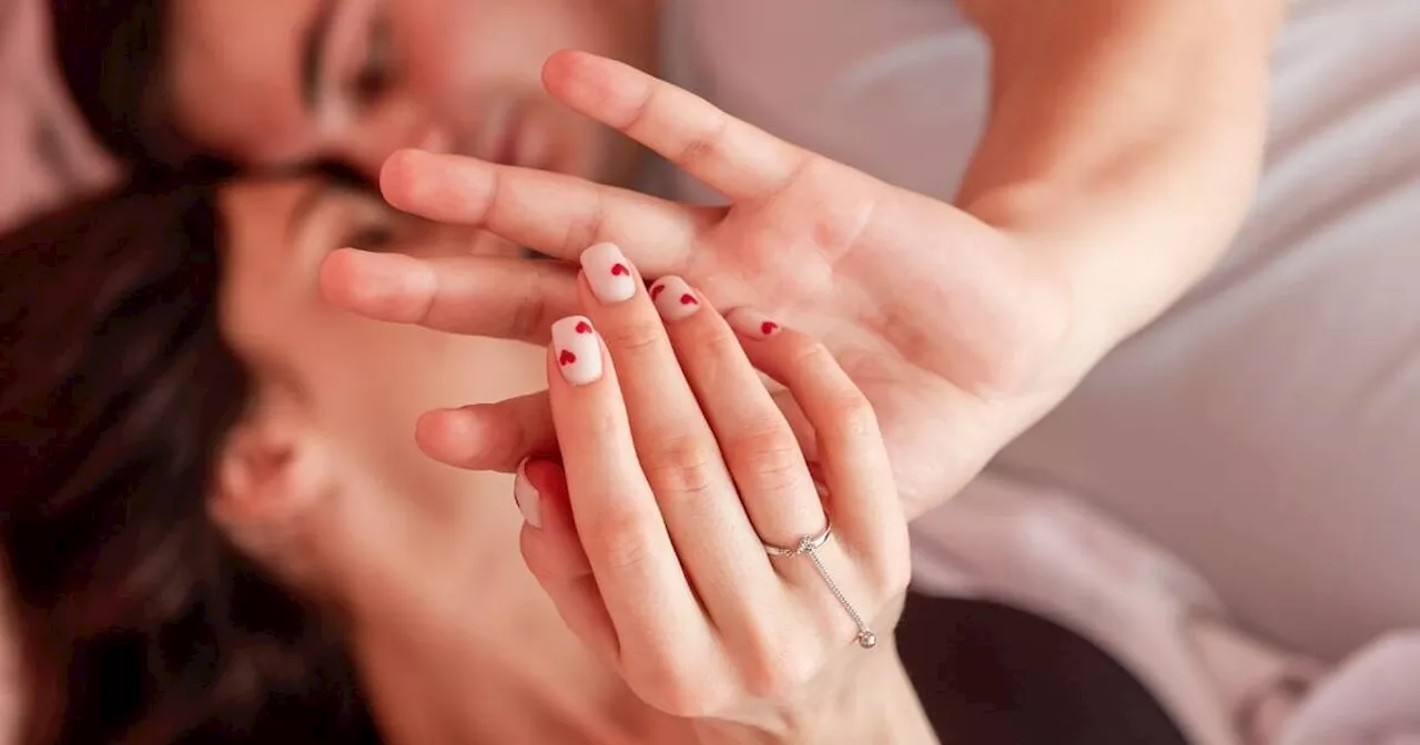 Couple nails: il trend virale che ci accompagnerà nel 2025