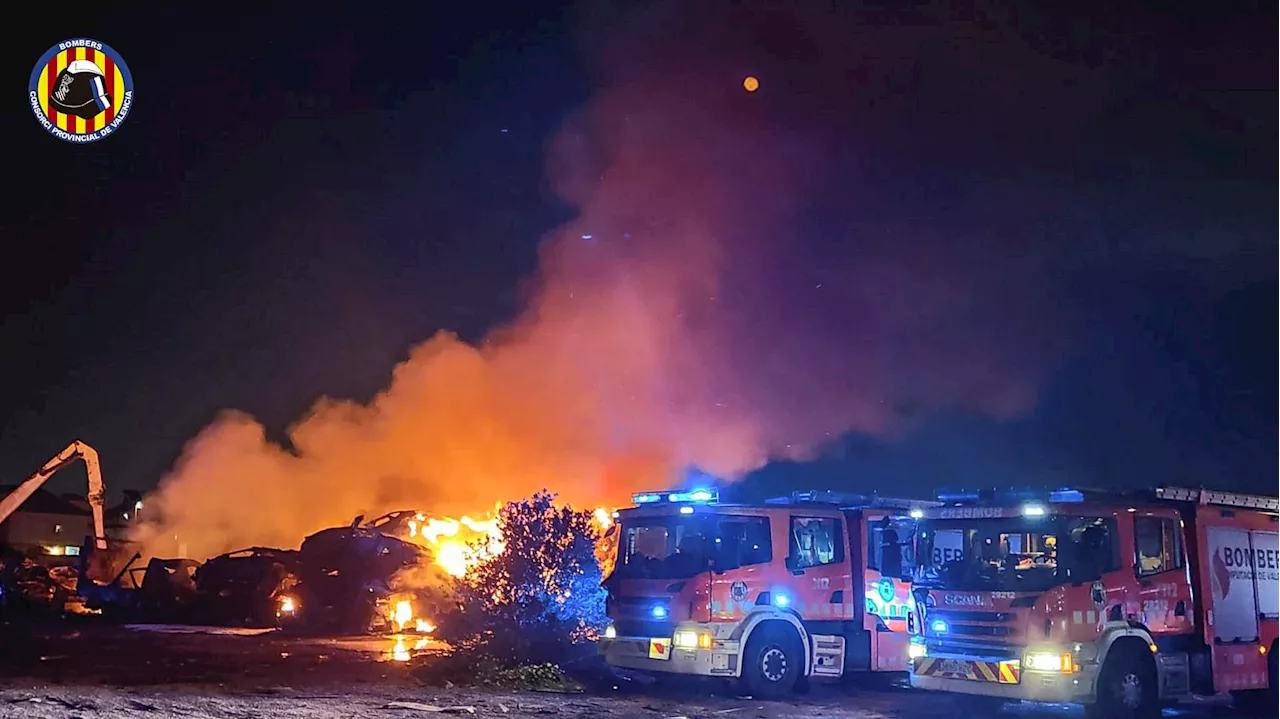 Extinguido el incendio en un solar con coches acumulados tras la dana en Catarroja