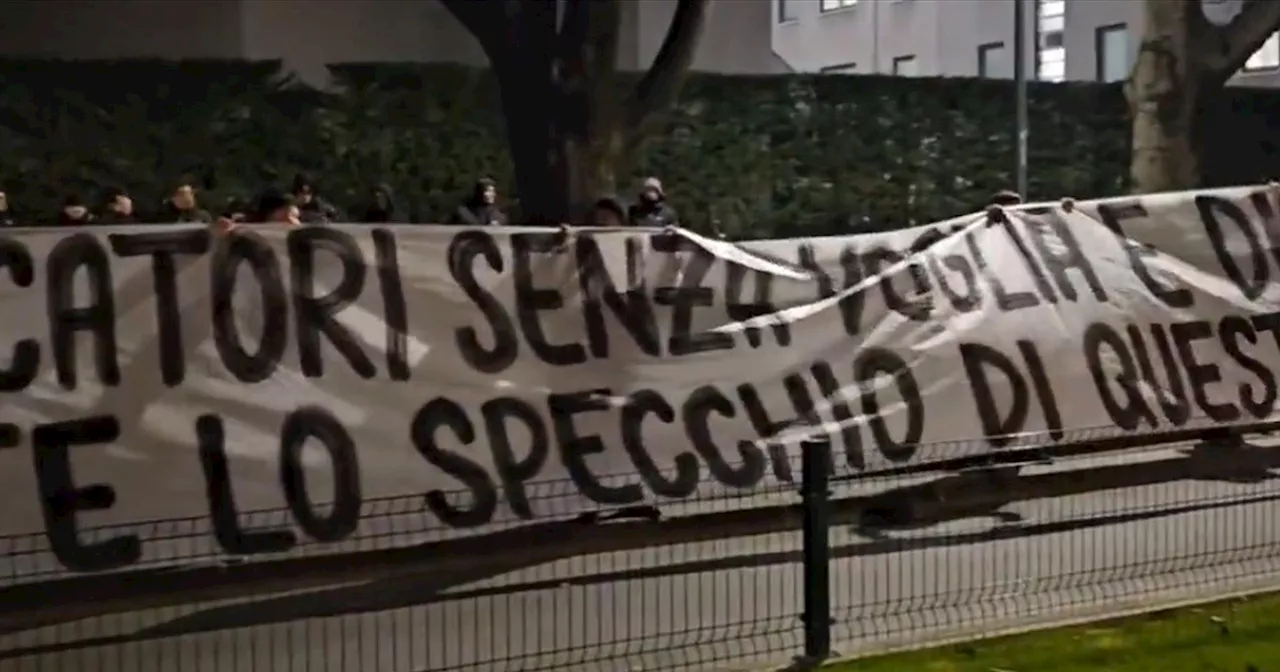 'Cardinale devi vendere', 'giocatori senza dignità': contestazione dei tifosi del Milan anche durante la festa privata