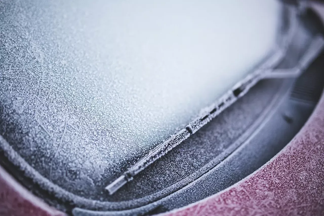 Cómo quitar el hielo del coche sin dañar el cristal los días de heladas nocturnas