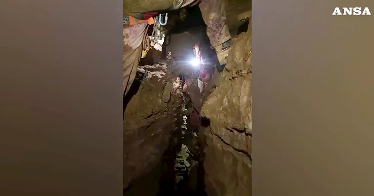 Ottavia Piana, i soccorritori calano la barella nel punto più stretto della grotta: il video…