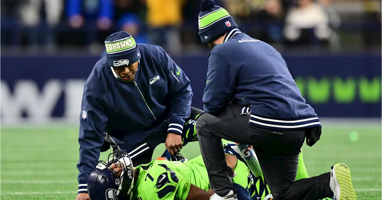 Seahawks quarterback Geno Smith injures knee vs. Packers, leaves game