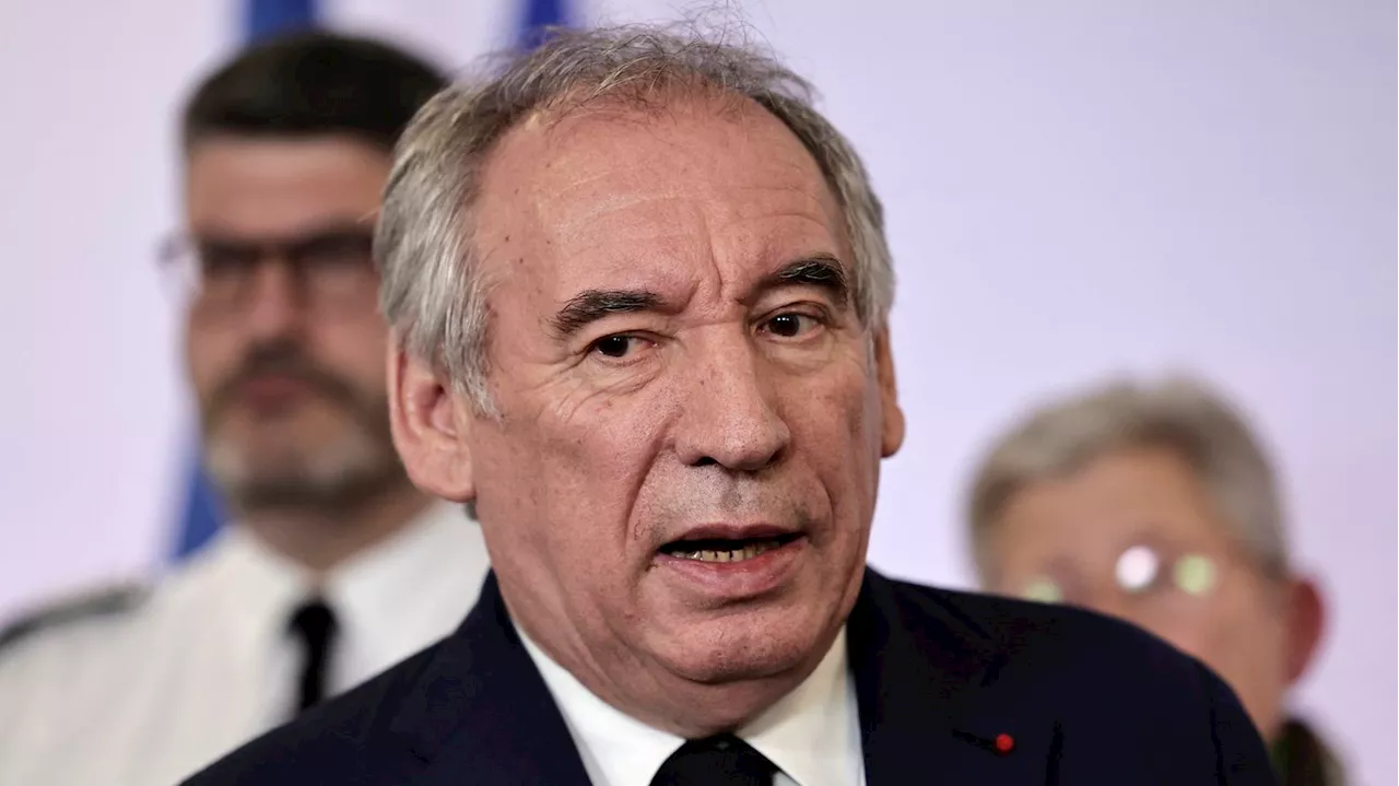 François Bayrou critiqué pour sa participation au conseil municipal de Pau en pleine crise à Mayotte