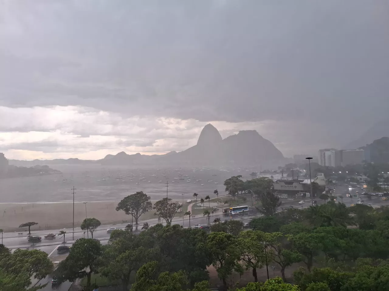 Rio tem chuva forte em vários bairros; na Barra, houve registro de granizo