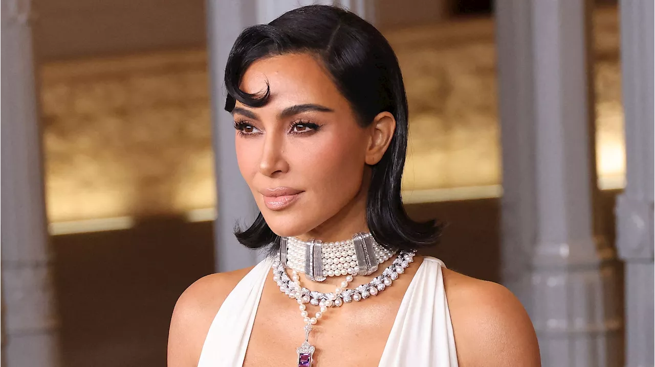 Sulfureuse, Kim Kardashian adopte le bustier en cuir qui fait déborder sa sublime poitrine