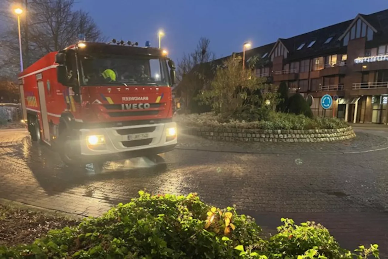 Brandweer reinigt rijbaan nadat een bus olie verliest