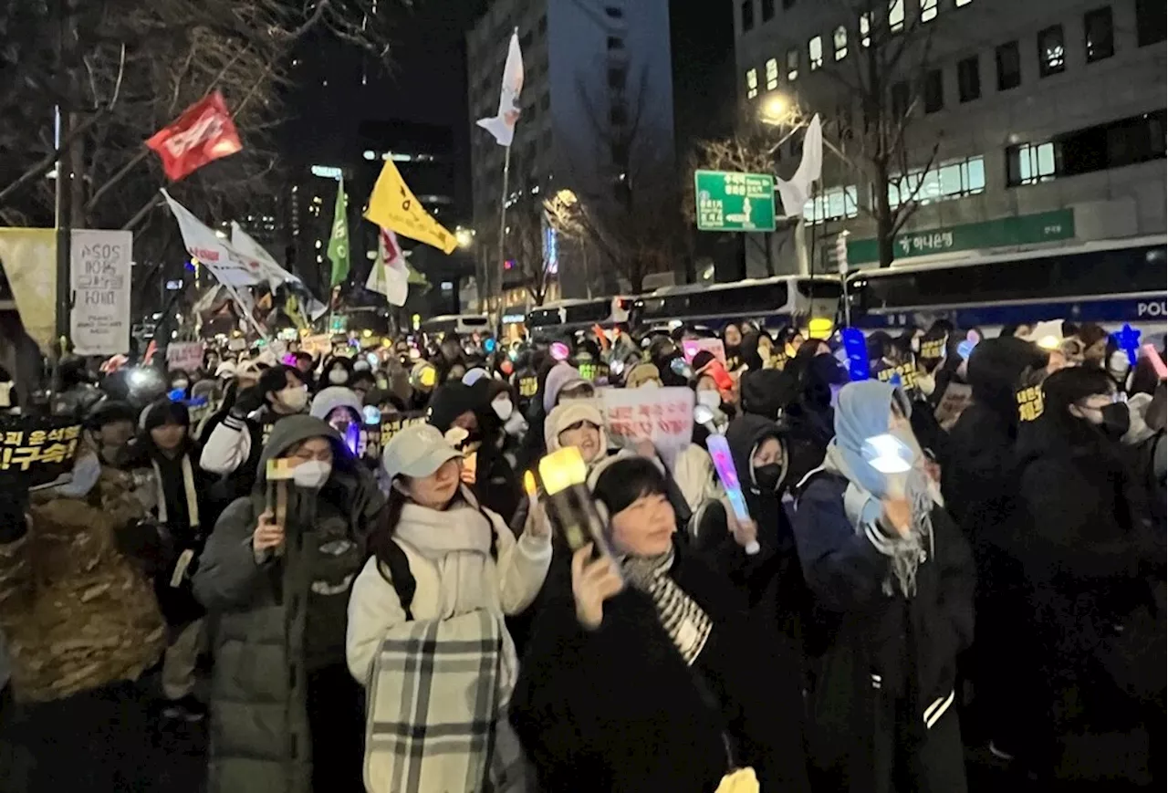 “윤석열을 파면하라”…응원봉 든 시민들의 헌재 향한 외침