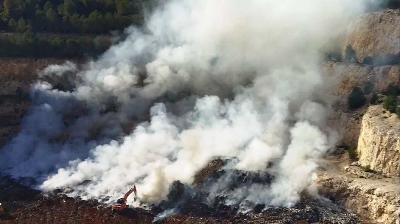 Evacúan 700 chalets y dos residencias por el incendio de un vertedero en Alberic