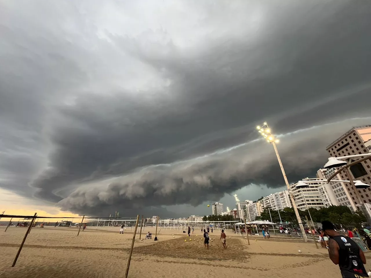 Chove granizo no Recreio e tempo vira na Zona Sul; cidade entra em estágio 2