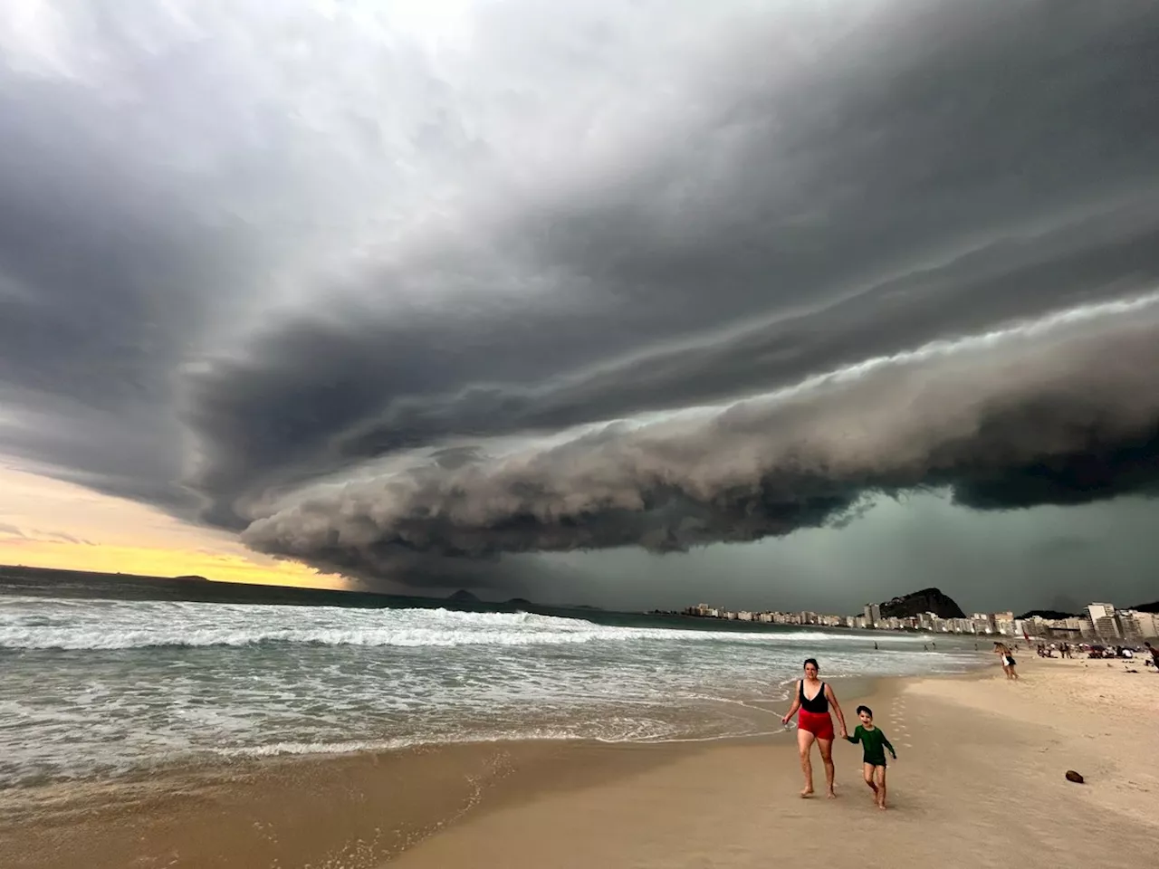 'Pancadão' de chuva no Rio tem granizo no Recreio e virada no tempo na Zona Sul; cidade entra em estágio 2