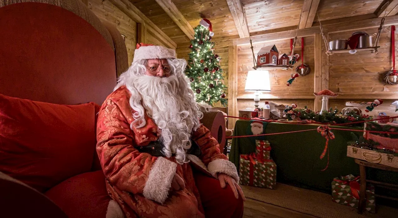 «Babbo Natale non esiste. I biscotti che avete lasciato, li mangiano mamma e papà»: bimbi in lacrime alla fest