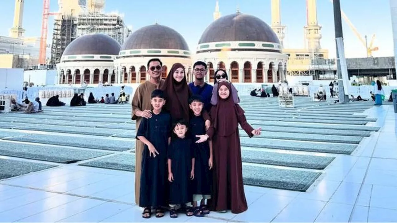 5 Potret Hanung Bramantyo dan Zaskia Mecca Umroh Bareng Anak-Anak, Keluarga Kompak