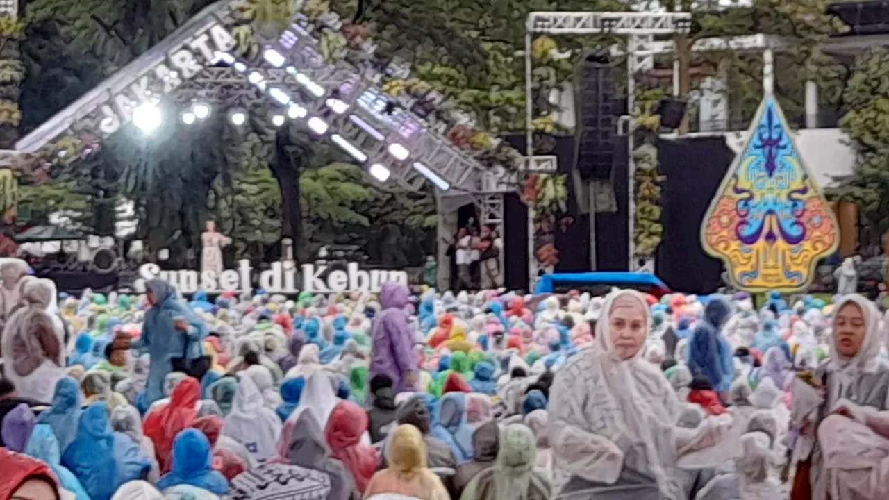 Bersenandung Bersama Dere dan Fiersa Besari dalam Hujan di Sunset di Kebun TMII