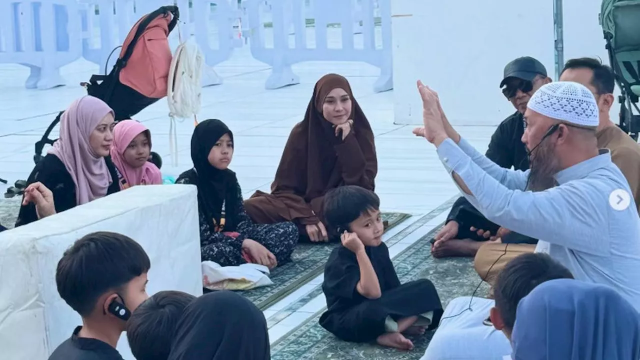 Cerita Zaskia Adya Mecca Umrah Bareng Anak-Anak, Dengar Kisah di Majidil Haram hingga Main di Pelataran Nabawi