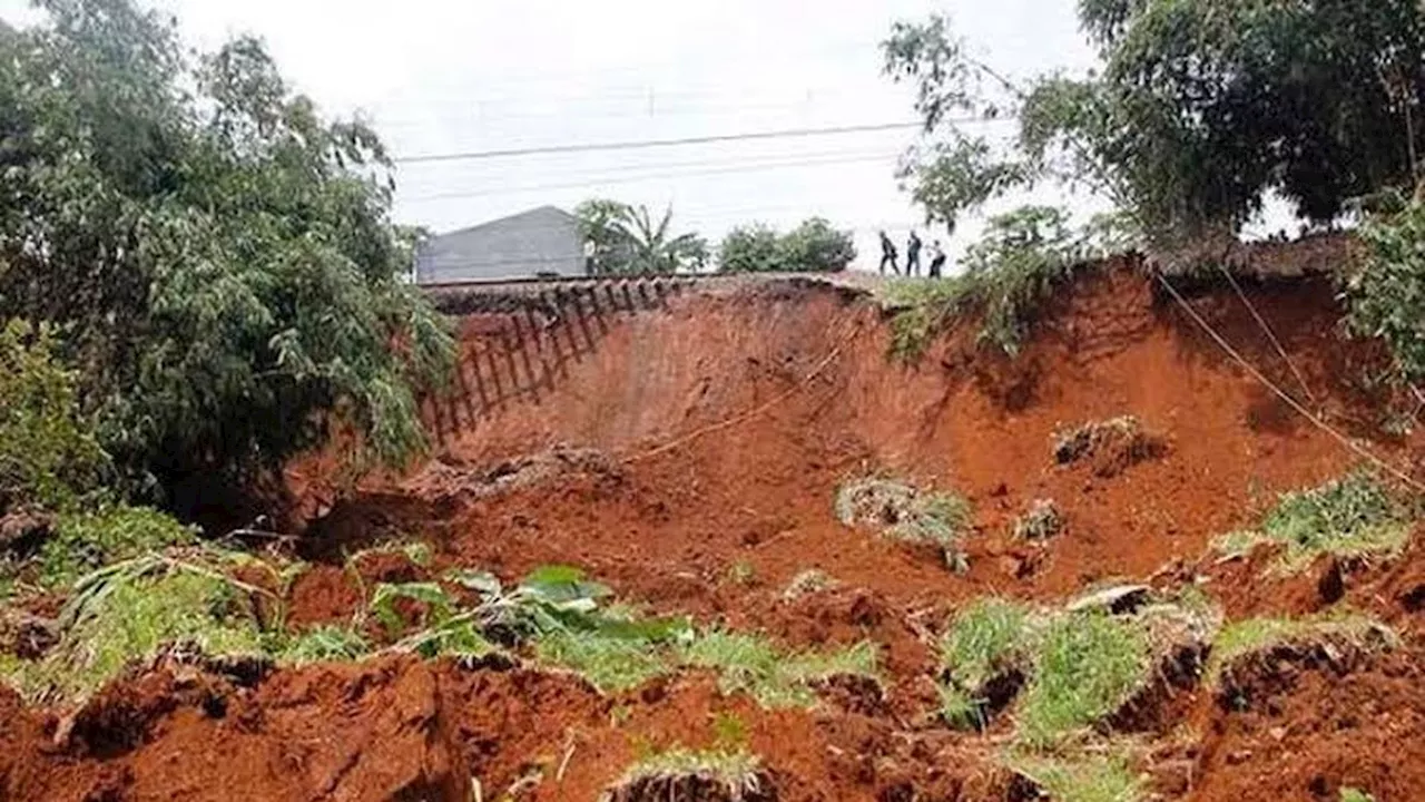 Longsor Melanda Sejumlah Wilayah di Pacitan, Jalur Selatan Jatim-Jateng Terputus