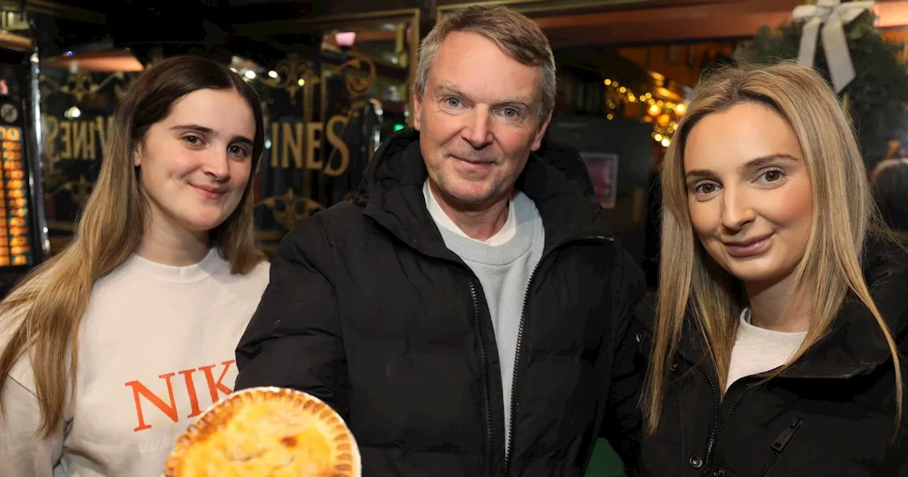 Builder scoffs Noel Radford pie in insanely rapid time to break world record