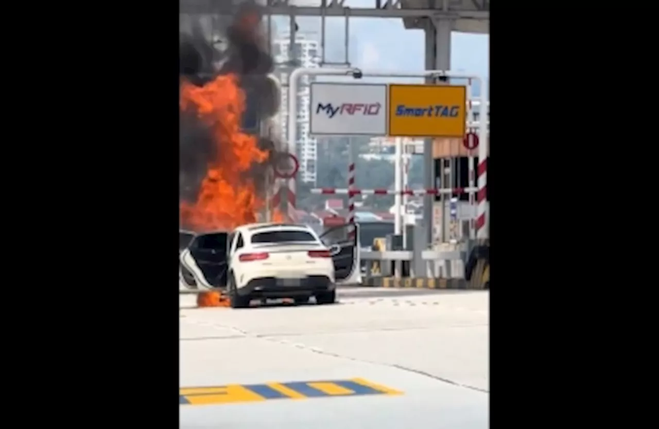 Mercedes Benz 450 catches fire at Setiawangsa-Pantai Expressway near Wangsa Maju toll plaza, driver escapes unharmed (VIDEO)