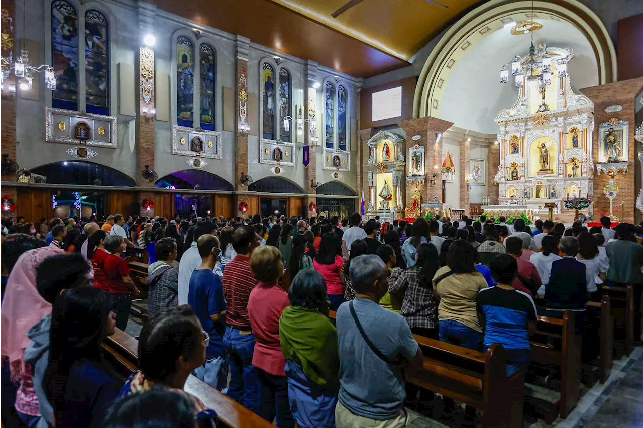 No eating, chatting, or phone use: Churchgoers urged to avoid distractions during Simbang Gabi