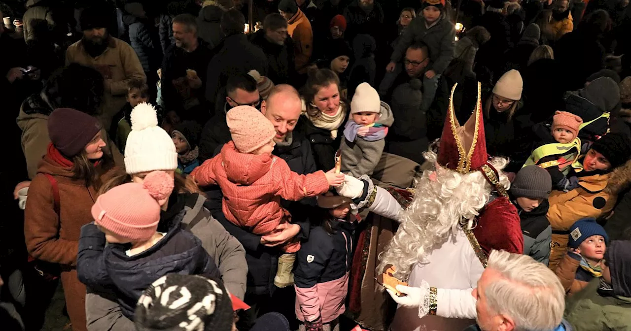 Glockenklang und Lichterglanz: Warburger Weihnachtsmarkt verzaubert die Altstadt