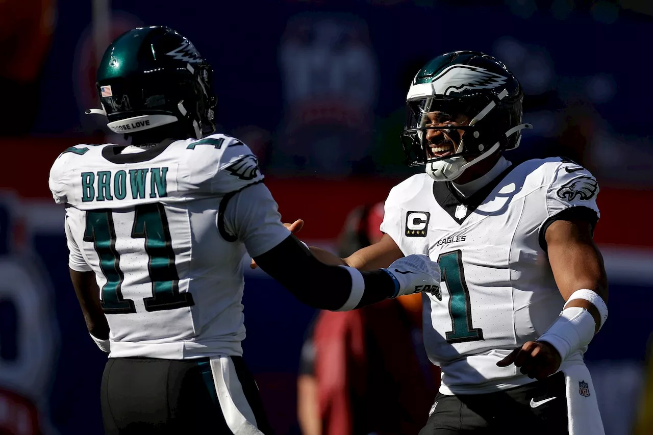 Eagles’ passing attack comes alive as they extend record winning streak to 10 with rout of Steelers