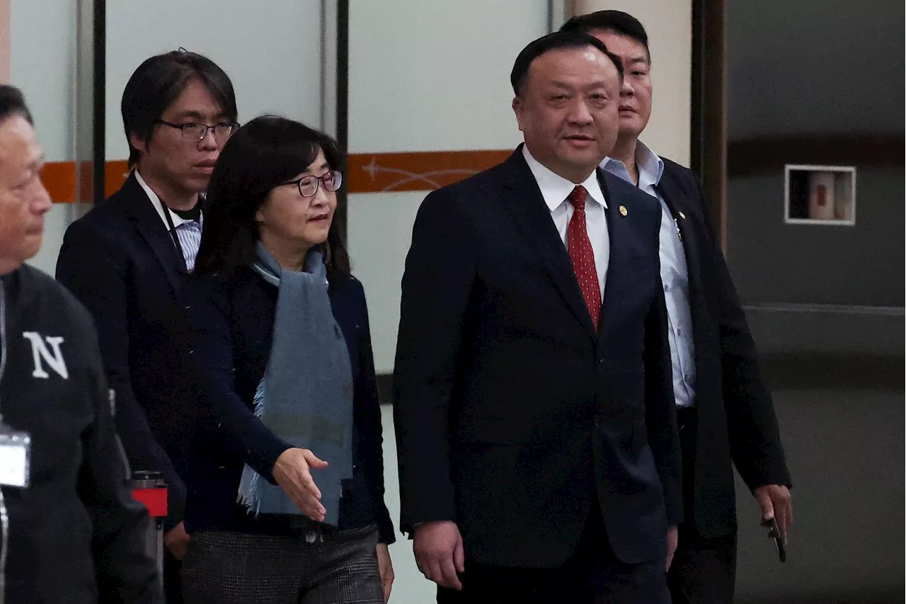 Chinese officials arrive in Taipei for rare visit