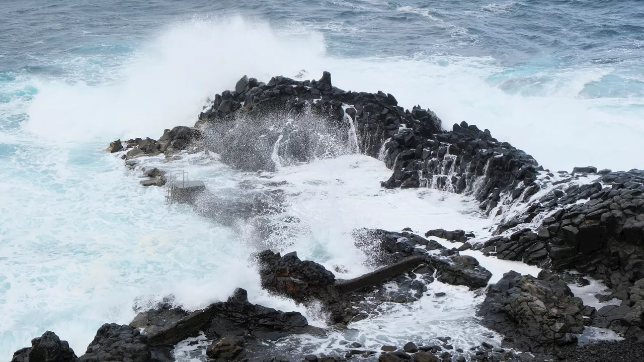 Cinco comunidades en alerta naranja por rachas fuertes de viento y por fenómenos costeros adversos.