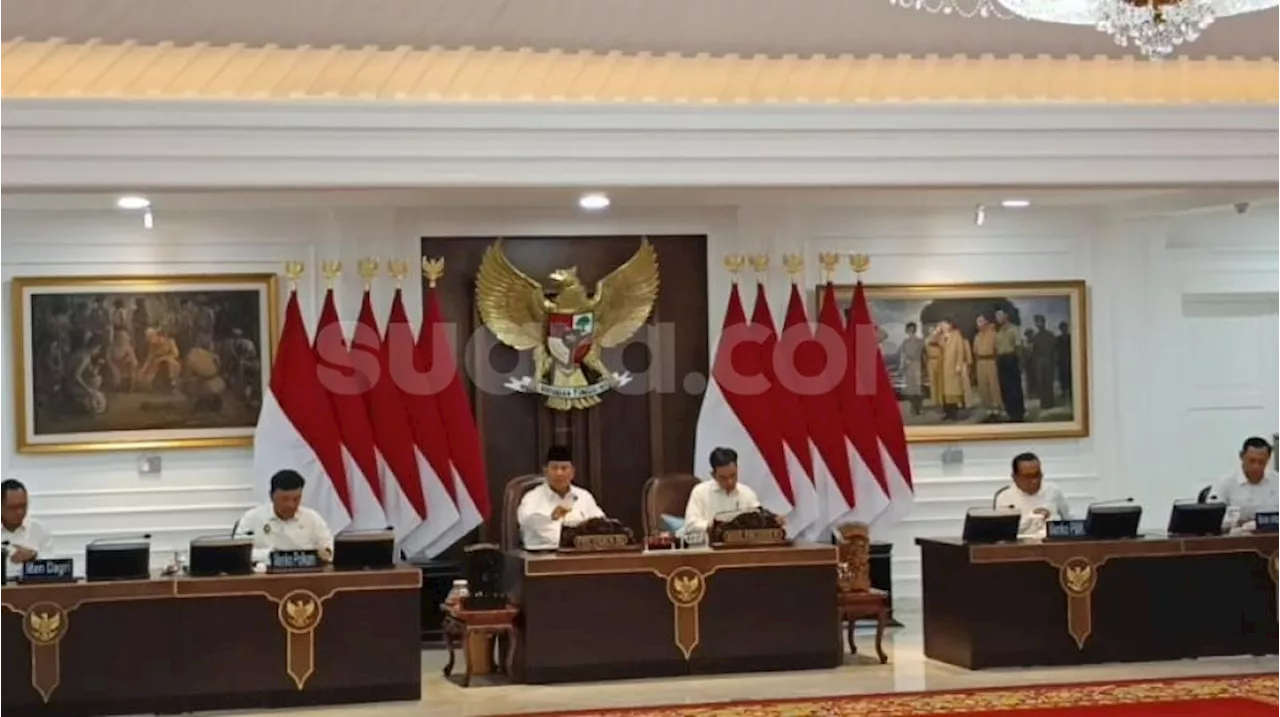 Ratas Persiapan Nataru: Prabowo Cek Laporan Keamanan, Pasokan Bahan Bakar, Transportasi hingga Pariwisata