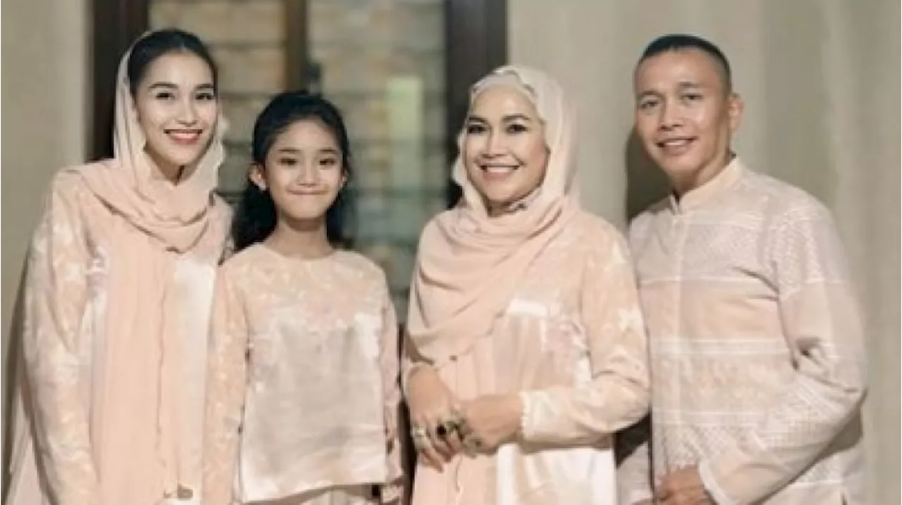 Umrah Private VIP, Seragam Ayu Ting Ting dan Keluarga Curi Perhatian Netizen