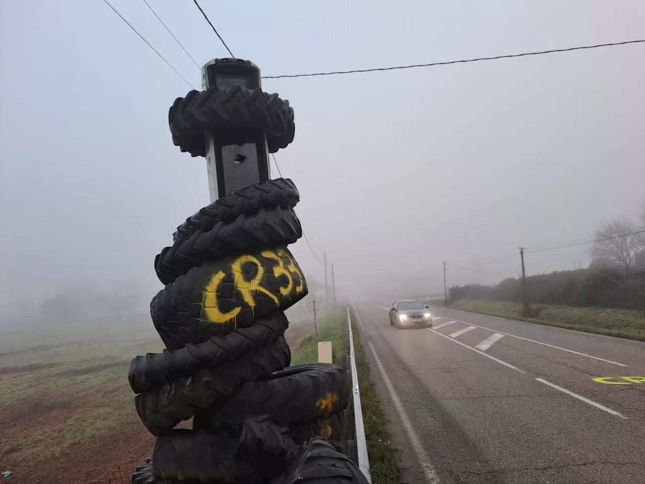 Agriculteurs en colère : les radars de la RD 1 113 en Gironde recouverts de pneus