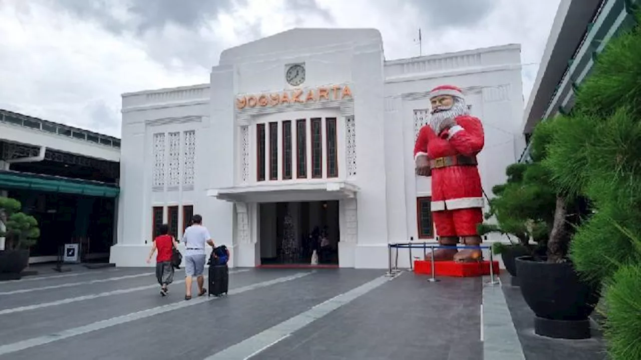 Santa Claus Setinggi 5 Meter Sambut Penumpang di Stasiun Yogyakarta