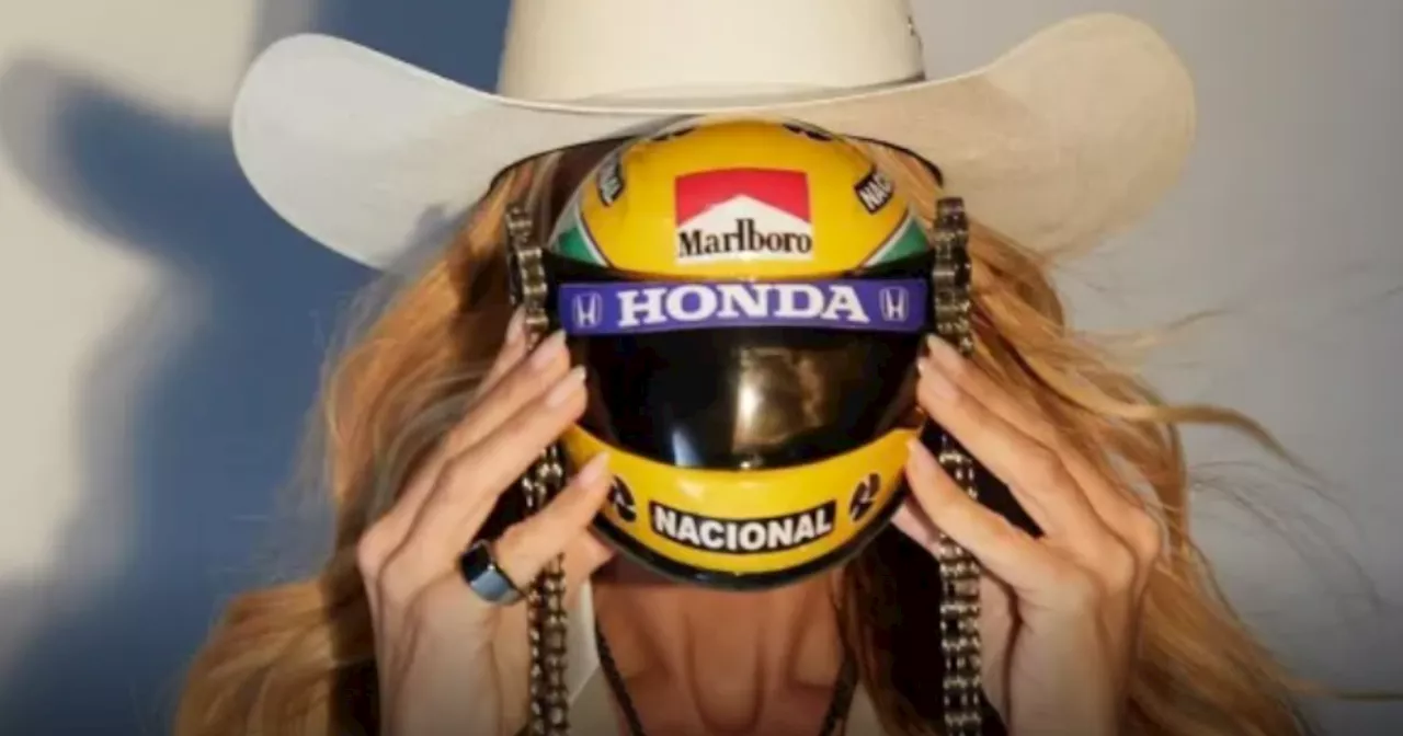 Adriane Galisteu celebra memória de Senna com bolsa em formato de capacete de F1