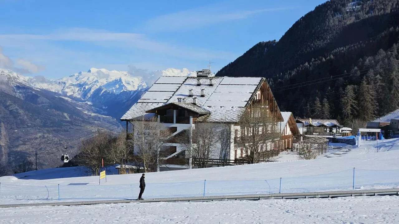 Tragedia nel resort sulla neve: 12 persone morte nel sonno