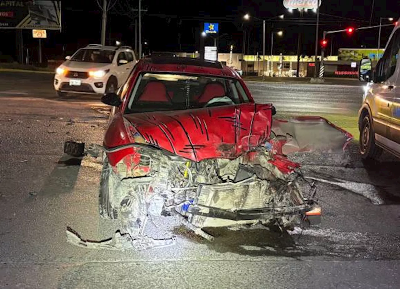 Se pasa en rojo y provoca aparatoso choque en Saltillo; conductor huye del sitio