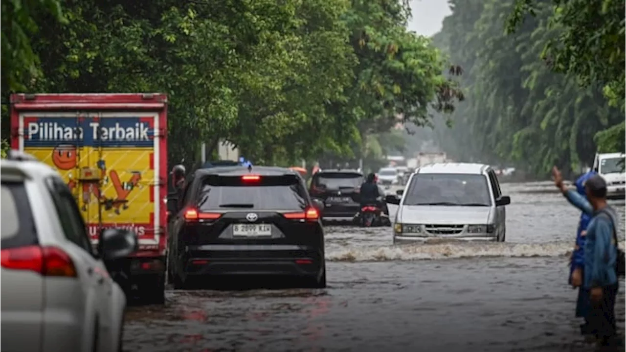 Banjir Rob di Jakarta Utara: 16 Perjalanan KRL Dibatalkan, Jalur Rel Tergenang hingga 15 Sentimeter