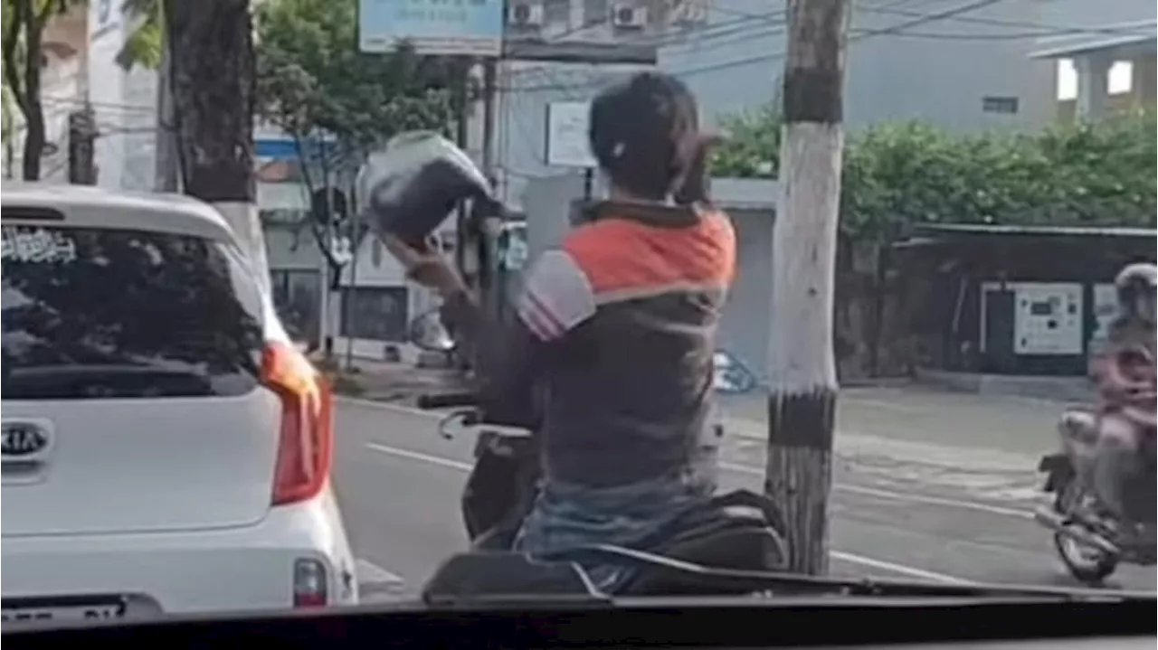 Viral Pemotor Ini Memukul Kepalanya Sendiri, Netizen: Lelaki Tidak Bercerita