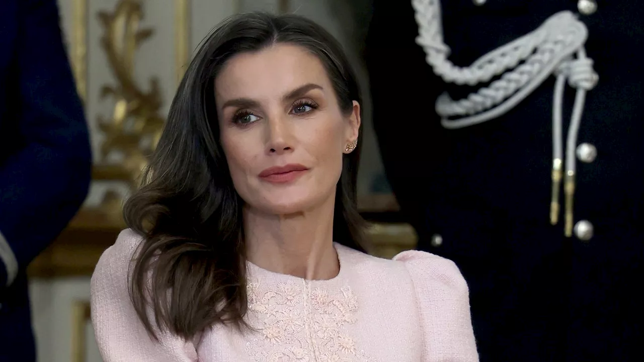 Königin Letizia zeigt, wie elegant ein rosafarbener Blazer mit Puffärmeln kombiniert werden kann