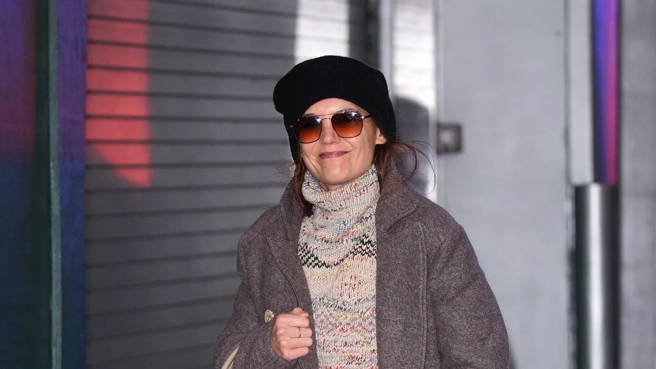 Ecco Katie Holmes con un look invernale casual chic con il berretto in stile Bob Dylan