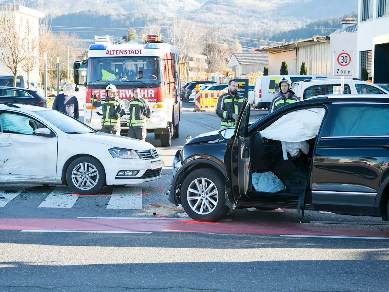 Rote Ampel übersehen: Fünf Verletzte nach Pkw-Kollision