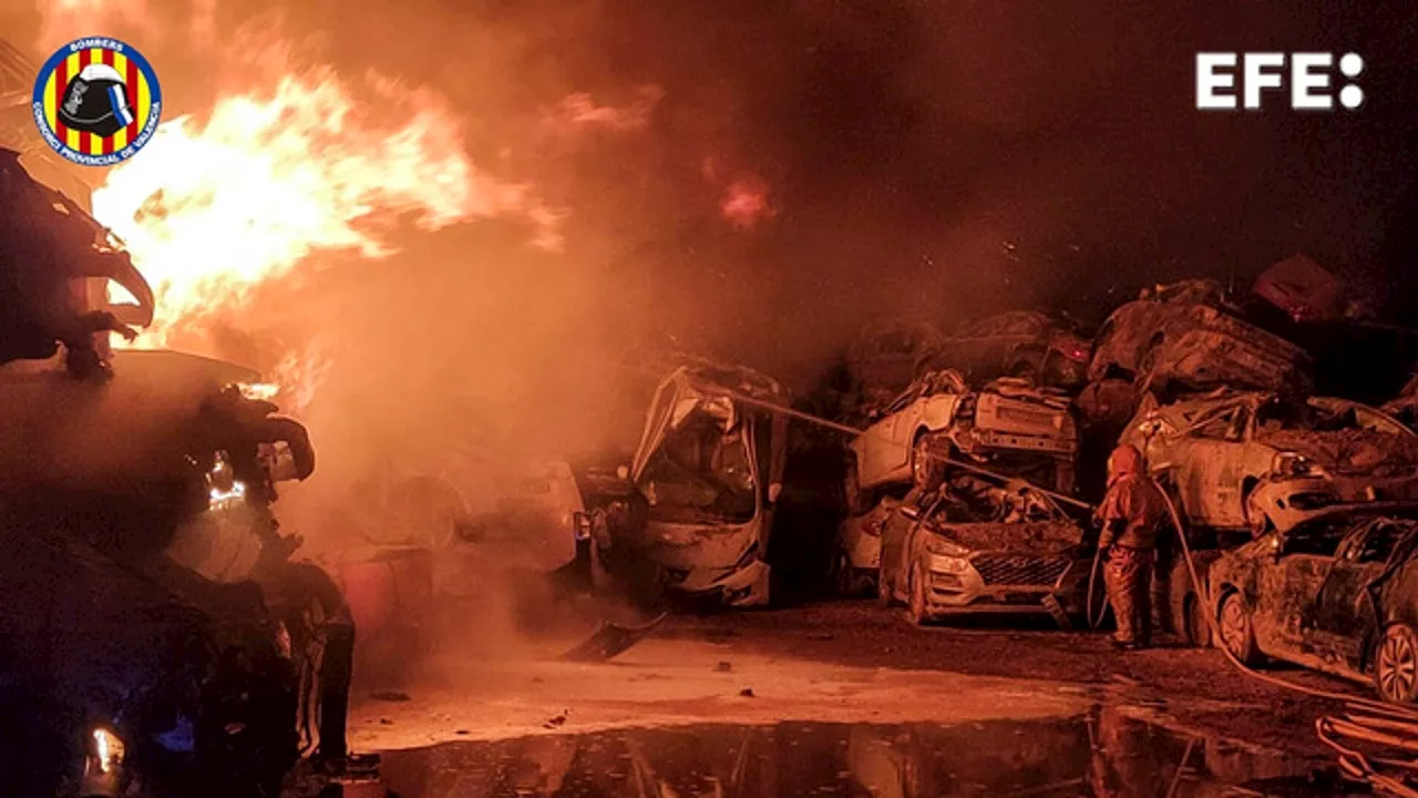 Arde un cementerio de coches destrozados por la DANA en Catarroja: 'Solo nos faltaba esto'