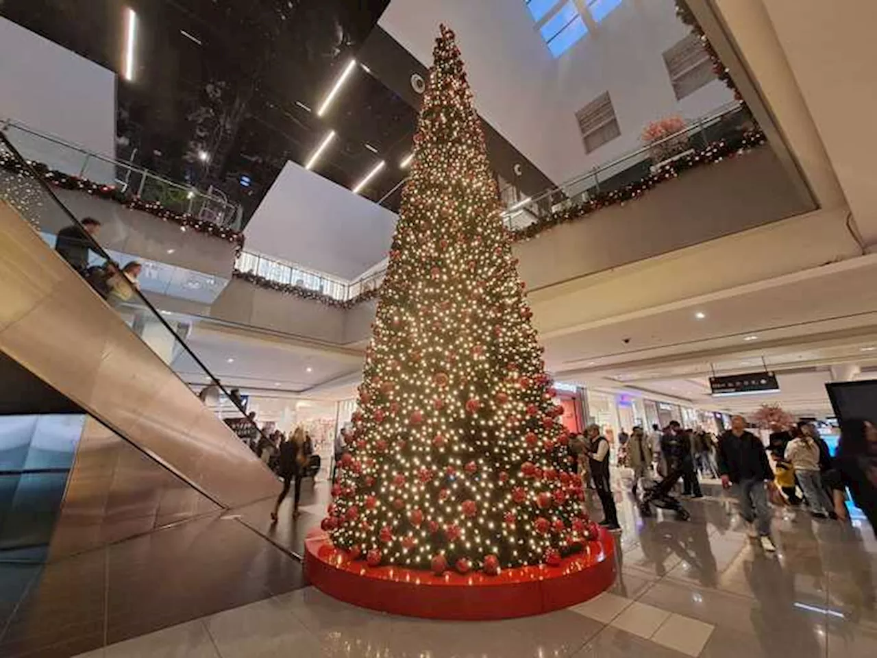 Lo shopping di Natale: Moda, Giocattoli e Cosmetici Dominano le Regali