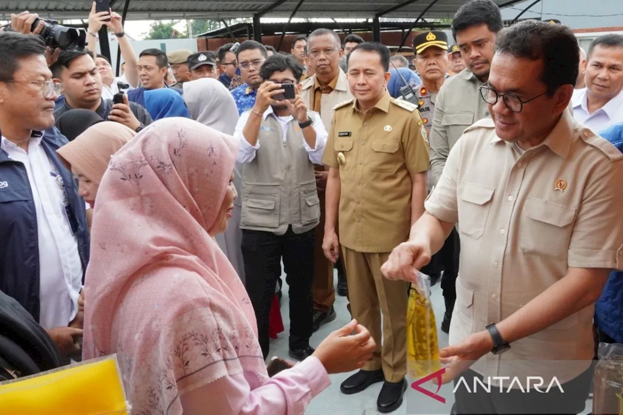 Menteri Perdagangan Serahkan Minyak Goreng Kemasan dalam Gerakan Pangan Murah di Medan